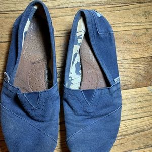 TOMS classic navy blue shoes size 8 with some wear